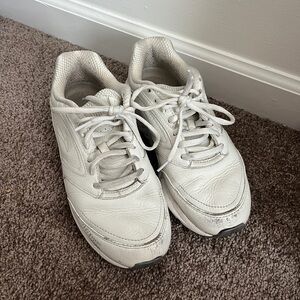 brooks addiction walker white leather shoes